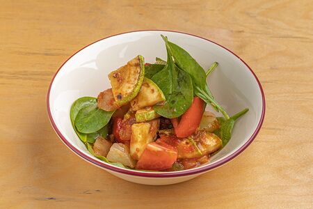 Салат с цукини, ананасом и томатами