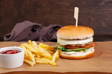 Бургер с куриной котлетой и картофелем фри