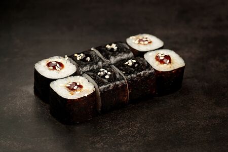 Маки с угрем