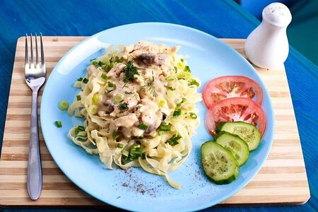 Цуйван курица в сливочном соусе