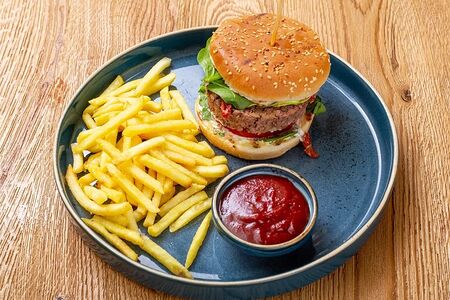 Бургер с бифштексом из мраморной говядины