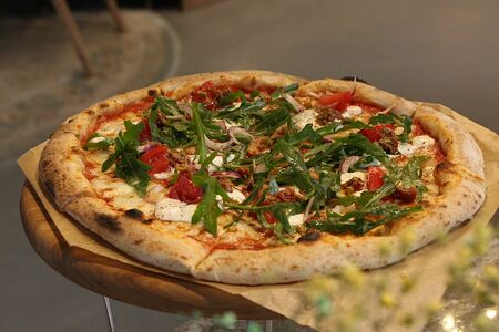 Пицца страчателла с узбекскими томатами и сладким луком