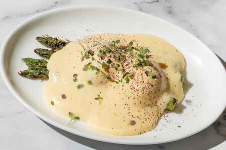 Спаржа с яйцом пашот, соусом голландез и тостами