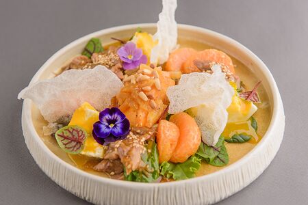 Теплый салат с уткой, моцареллой и цитрусовой мостардой