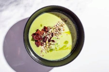Сливочный крем-суп из брокколи с чипсами из бекона