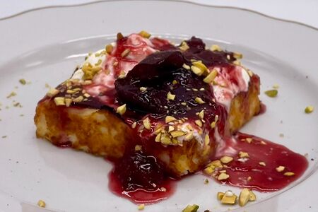 Творожная запеканка со сливовым вареньем