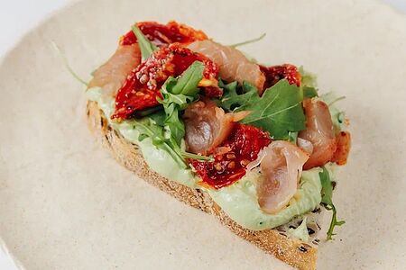 Тост с авокадо кремом и индейкой