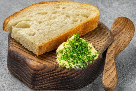 Ремесленный хлеб со сливочным маслом