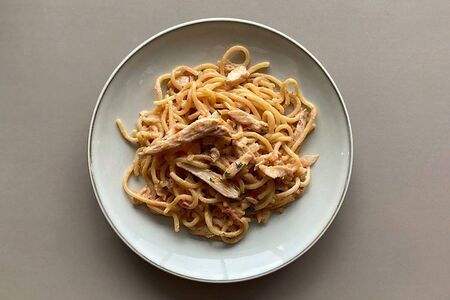 Спагетти с курицей в сливочно-томатном соусе