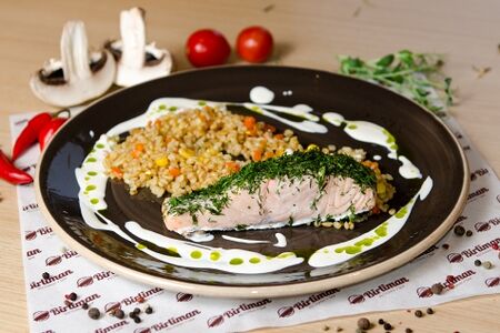 Атлантический лосось с булгуром и грибами