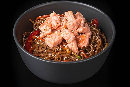 Соба гречневая с лососем в терияки соусе