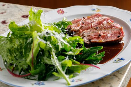 Тальята с зелёным салатом и пармезаном