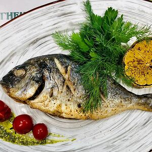 Дорадо с томатами черри и соусом песто