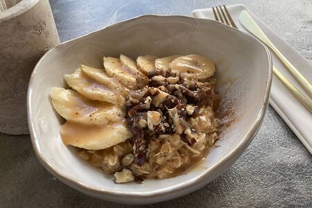 Овсянка с бананом и грецким орехом