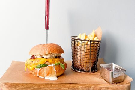 Чикен бургер с соусом из белых грибов и трюфельным муссом