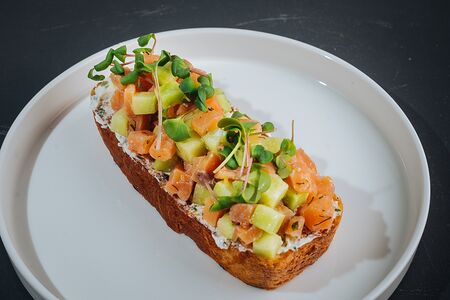 Брускетта с лососем и мягким сыром