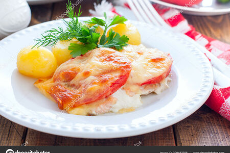 Треска запеченная с помидорами