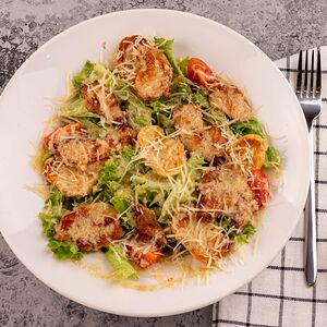 Салат Цезарь с курицей