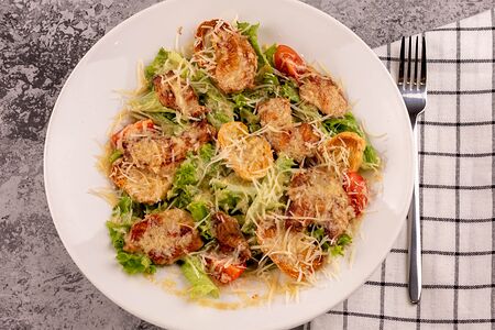 Салат Цезарь с курицей