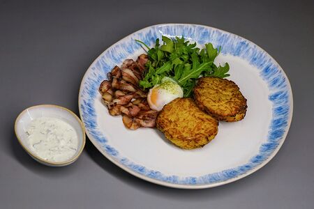 Картофельные драники с беконом и йогуртом