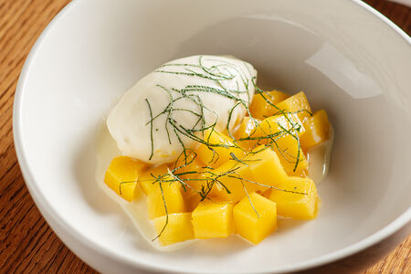 Сырный крем, мятный соус и манго