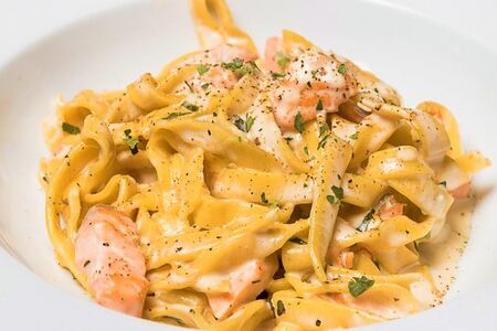 Паста с креветками и форелью