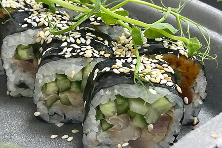 Ролл с угрем и огурцом