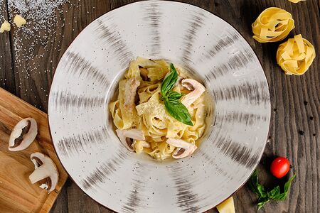 Феттуччине с курицей и грибами