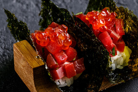 Тунец Бигай с красной икрой