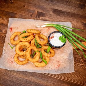 Кольца кальмара с чесночным соусом