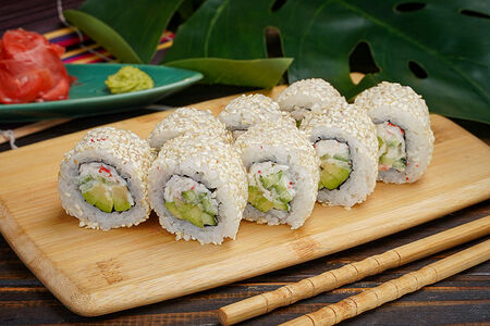 Ролл Калифорния с кунжутом