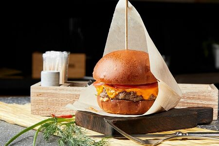 Фирменный бургер с сочной котлетой из говядины