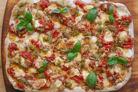 Пицца с тунцом и томатным соусом