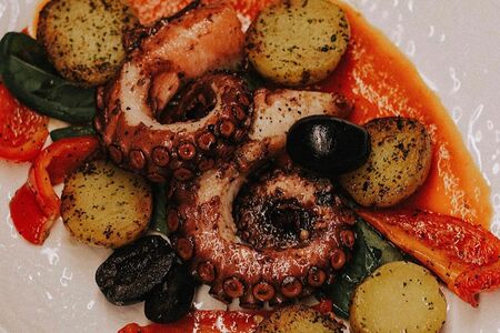 Осьминог с молодым картофелем