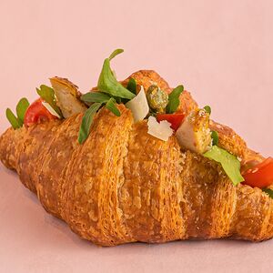 Круассан с лососем