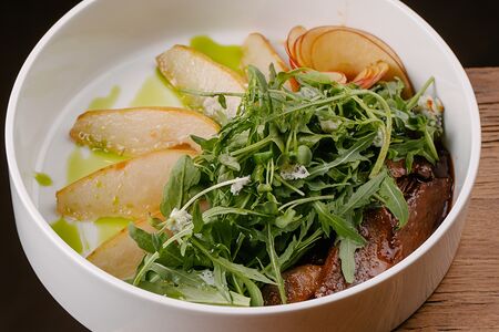 Салат из утки в апельсиновом хойсине, карамелизированной груши, рукколы и сыра дор-блю