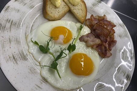 Яичница глазунья с беконом и овощами