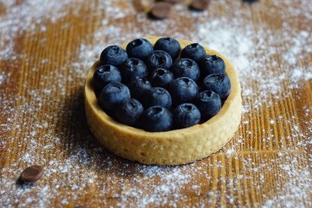 Тарт с кремом ганаш и голубикой