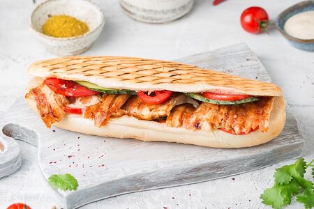 Шаурма в багете со свининой