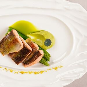 Իշխան տապակած ծնեբեկով և ավոկադոյի խյուսով