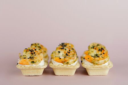 Мини-тарталетка с креветочным муссом