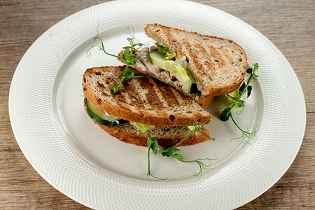 Сэндвич с курицей на бездрожжевом хлебе