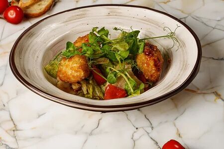 Салат с панированным сыром халуми