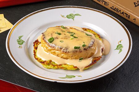 Щука фаршированная с драником из кабачка