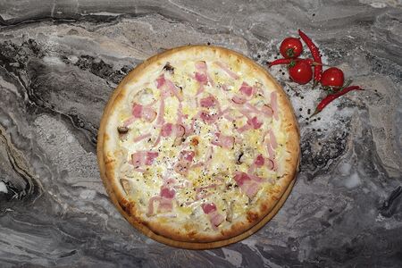 Фирменная Че по пицце? (ветчина, грибы, бекон)