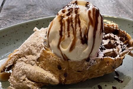 Яблочный штрудель с мороженым