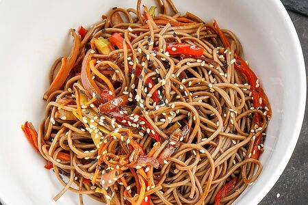 Гречневая лапша со свининой и шампиньонами в соусе терияки