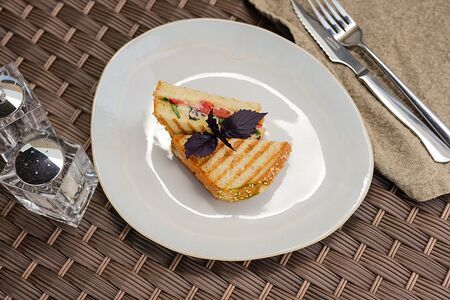 Итальянский тост, томаты, сыр и базилик