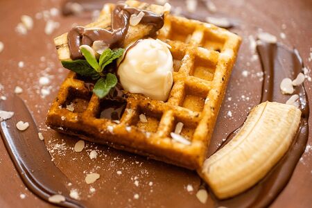 Воздушная вафля с жареным бананом