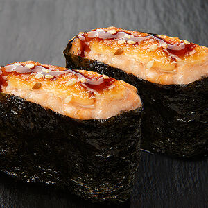 Суши запеченные с лососем, 2 шт